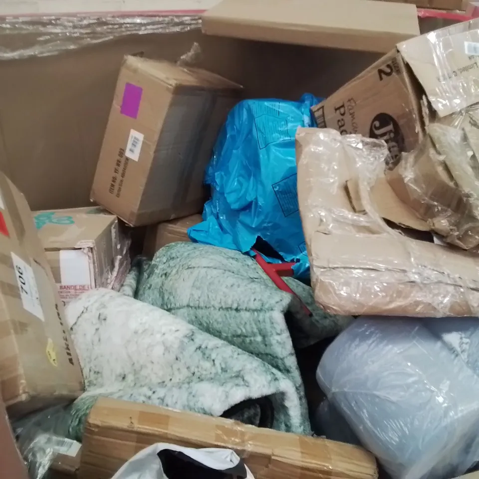 PALLET OF ASSORTED ITEMS TO INCLUDE: ROLLED MATTRESS, CONVECTOR HEATER, DOG BED, CUSHION, TOILET SEAT, LARGE RUG ECT