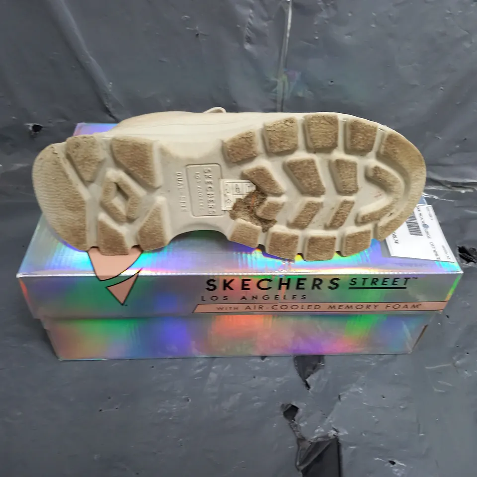 BOXED PAIR OF SKECHERS ROADIES SURGE OFF WHITE TRAINERS SIZE 5