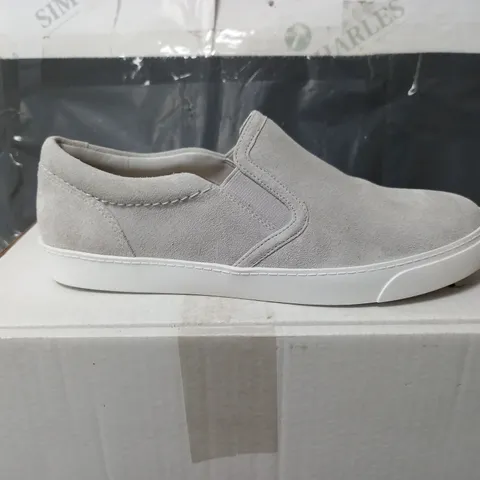 BOXED PAIR OF CLARKS LIGHT GREY PUMPS TRAINERS - SIZE 6