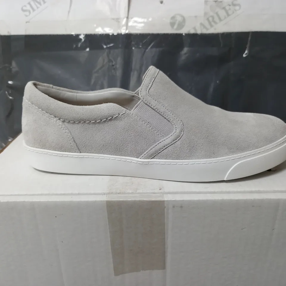 BOXED PAIR OF CLARKS LIGHT GREY PUMPS TRAINERS - SIZE 6