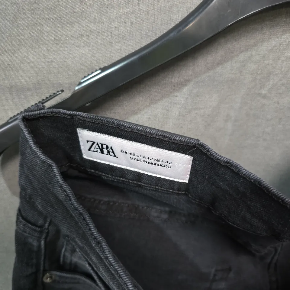 UK 32 ZARA SLIM FIT JEANS, BLACK DENIM (EU 42)