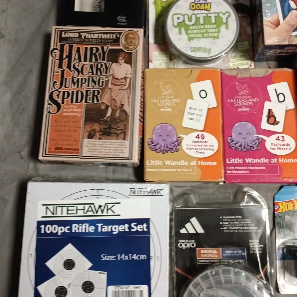 ASSORTED TOYS & GAMES LOT TO INCLUDE NITEHAWK RIFLE TARGET SET, HOT WHEELS CAR, SPIDEY MEMO, LITTLE WANDLE FLASHCARDS & MORE