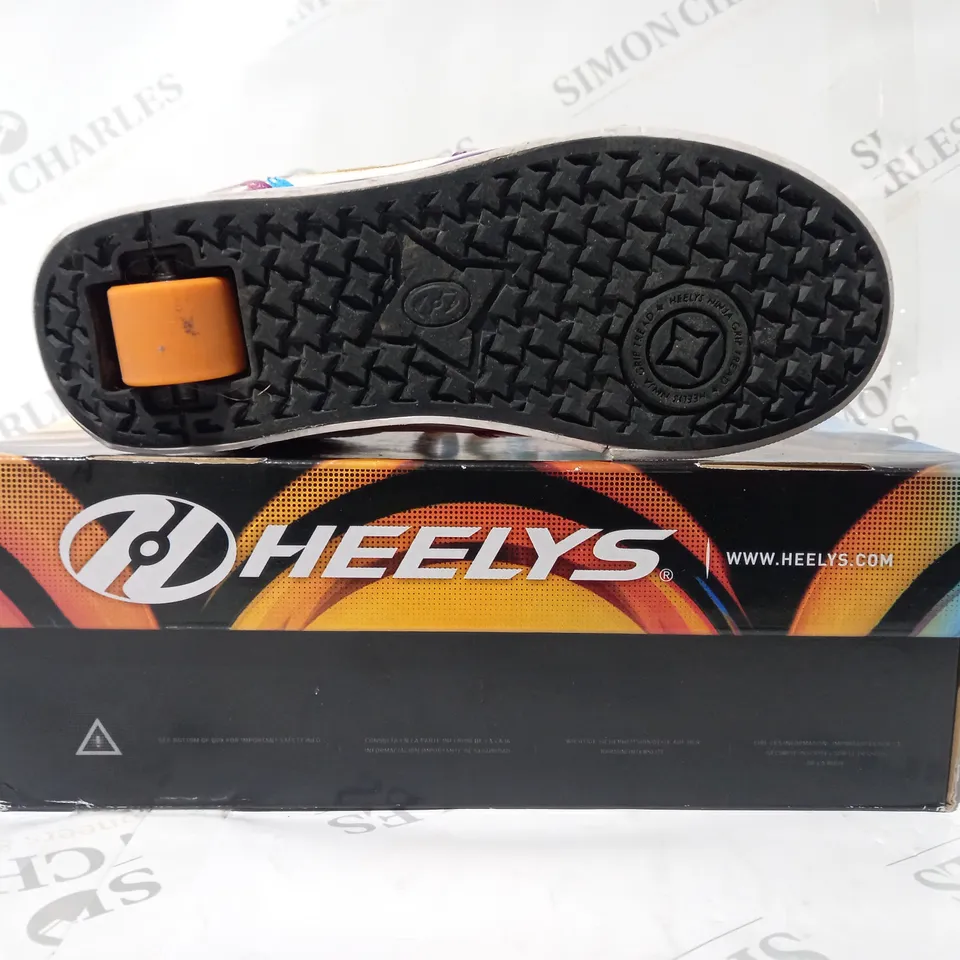 BOXED PAIR OF HEELYS SHOES IN WHITE/FUCHSIA UK SIZE 5