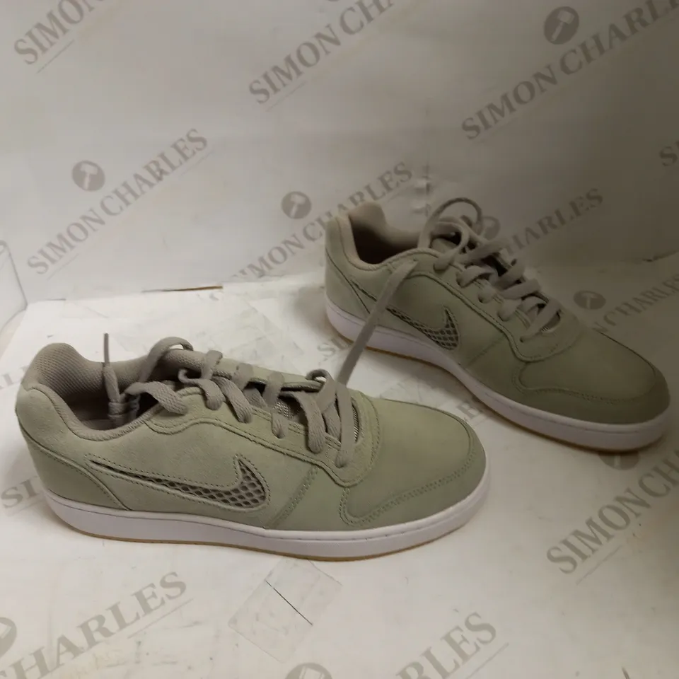NIKE EBERNON LOW PREMIUM SUEDE TRAINERS - SIZE UK 6