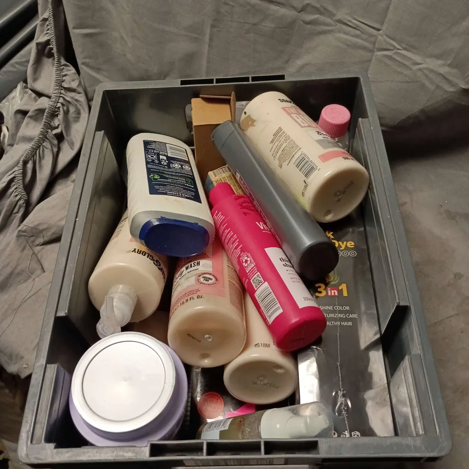 APPROXIMATELY 20 ASSORTED COSMETIC ITEMS TO INCLUDE NIVEA MEN, LOREAL ELVIVE WRAPPING MASK, SOAP AND GLORY BODY LOTION, DOVE MEN, VIVISCAL THICKENING SHAMPOO ETC