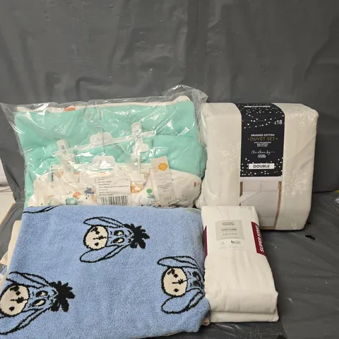 APPROXIMATELY 10 HOUSEHOLD ITEMS TO INCLUDE BABY SLEEPING BAGS, BATH SHEET AND DUVET SETS