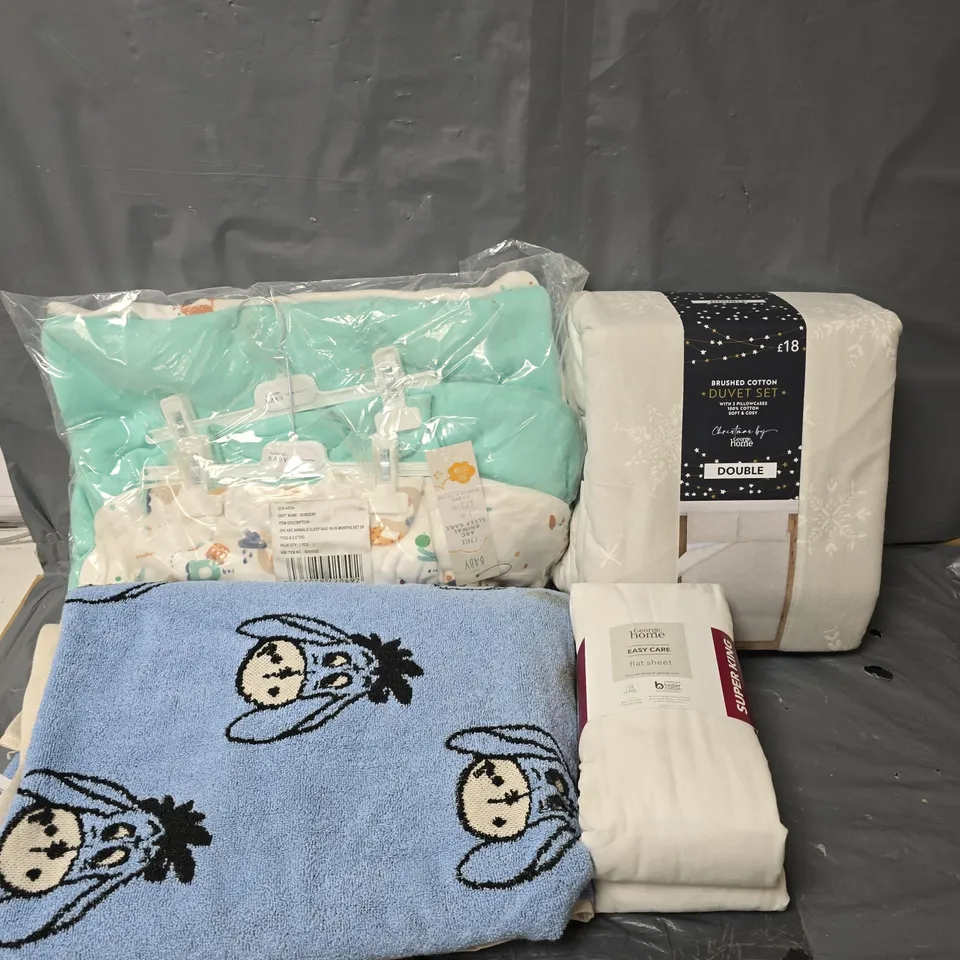 APPROXIMATELY 10 HOUSEHOLD ITEMS TO INCLUDE BABY SLEEPING BAGS, BATH SHEET AND DUVET SETS