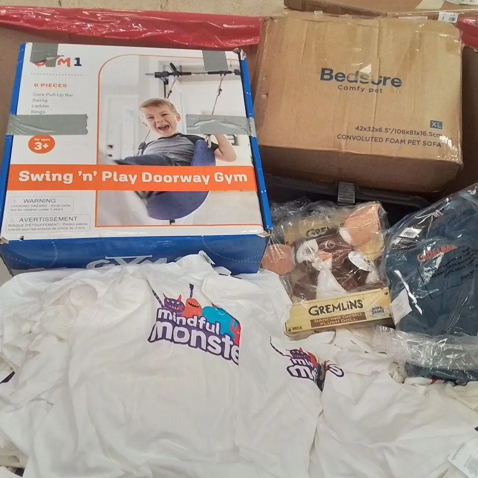 PALLET OF ASSORTED ITEMS TO INCLUDE: PET BED, MINDFUL MONSTERS KIDS T-SHIRTS, DOORWAY SWING, DANCING GIZMO DOLL, CAMELBAK ECT