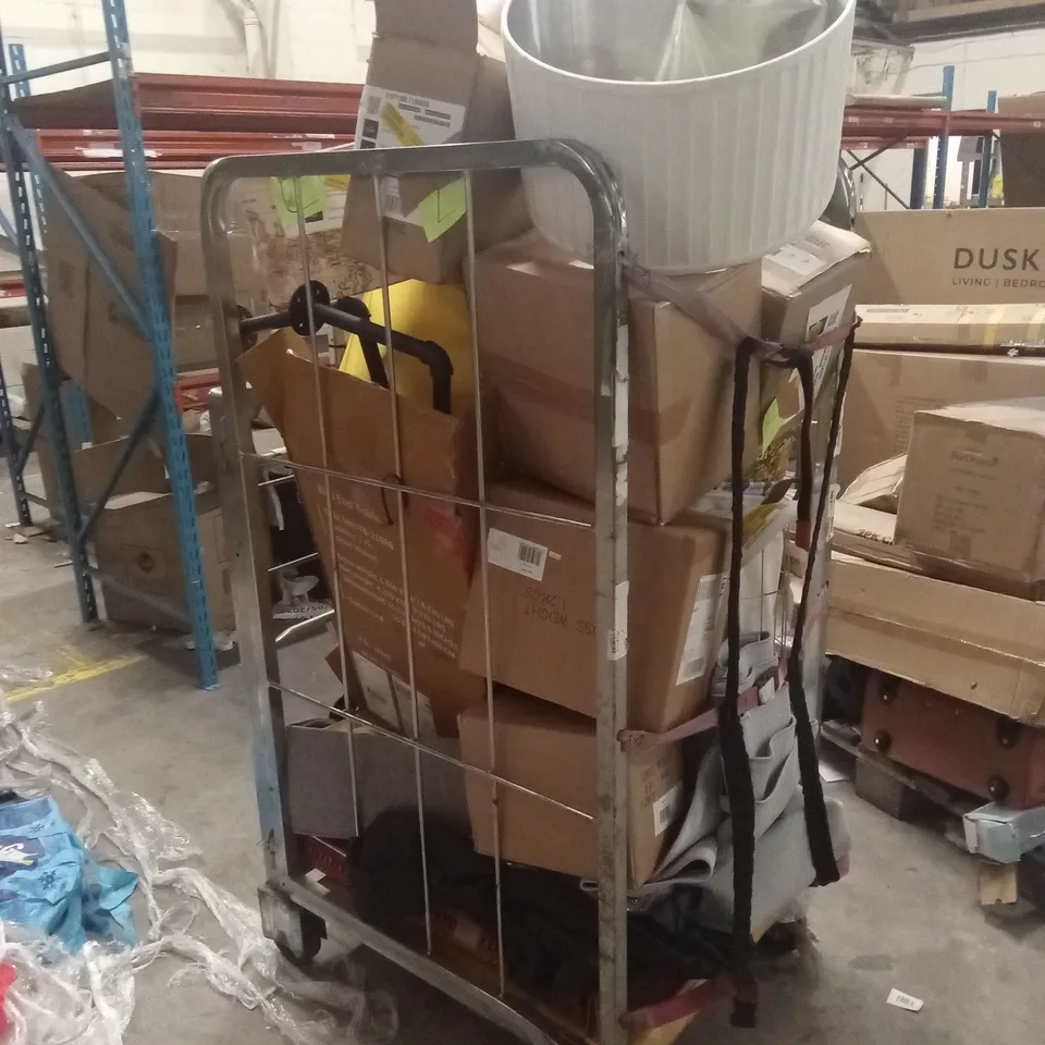 CAGE OF ASSORTED HOUSEHOLD GOODS AND PRODUCTS TO INCLUDE; WALL LIGHTS, SCONCES, LAMP SHADES, RUG, LAUNDRY BASKETS ETC