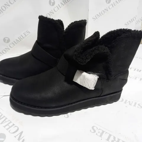 BOXED PAIR OF SKECHERS CABIN FEELS BOOTS BLACK SIZE 4