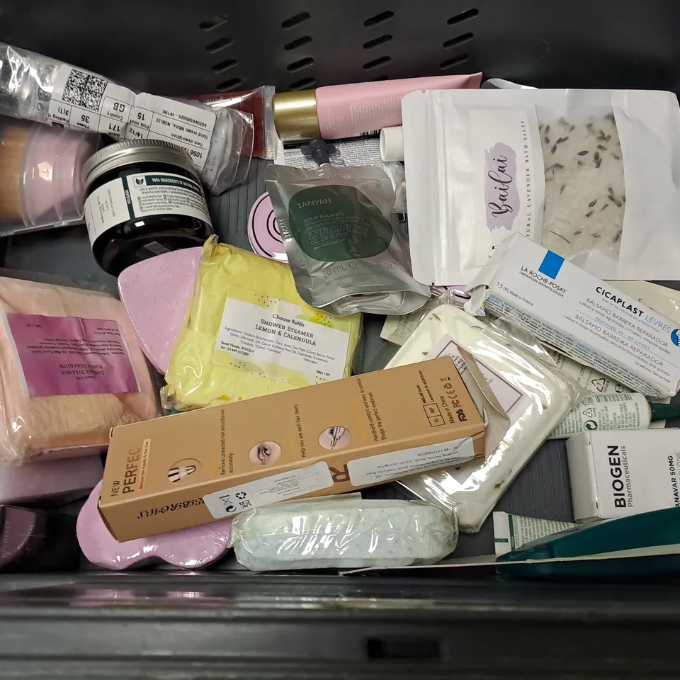 LOT OF ASSORTED HEALTH AND BEAUTY ITEMS TO INCLUDE AVEENO BODY OIL SPRAY, DR JART+ CREAM MIST AND PORE PRIMER