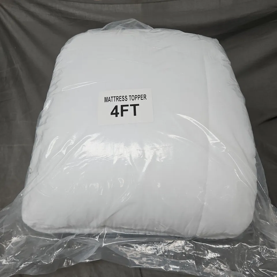 MATTRESS TOPPER IN WHITE 4FT