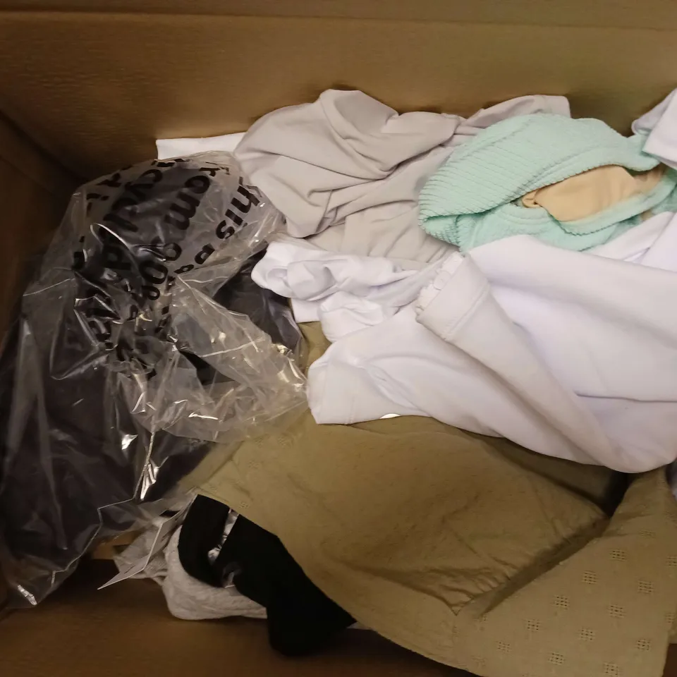 APPROXIMATELY 20 ASSORTED ITEMS OF CLOTHING TO INCLUDE FAUX LEATHER BOMBER JACKET SIZE XS/S, SHERPA CONTRAST ZIP FLEECE SIZE L, ORGANIC LOOSE FIT T-SHIRT SIZE S