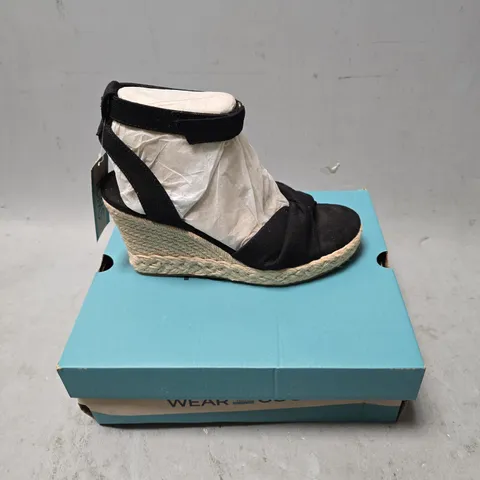 BOXED PAIR OF TOMS MARISELA BLACK SLUBBY WOVEN SHOES - 4