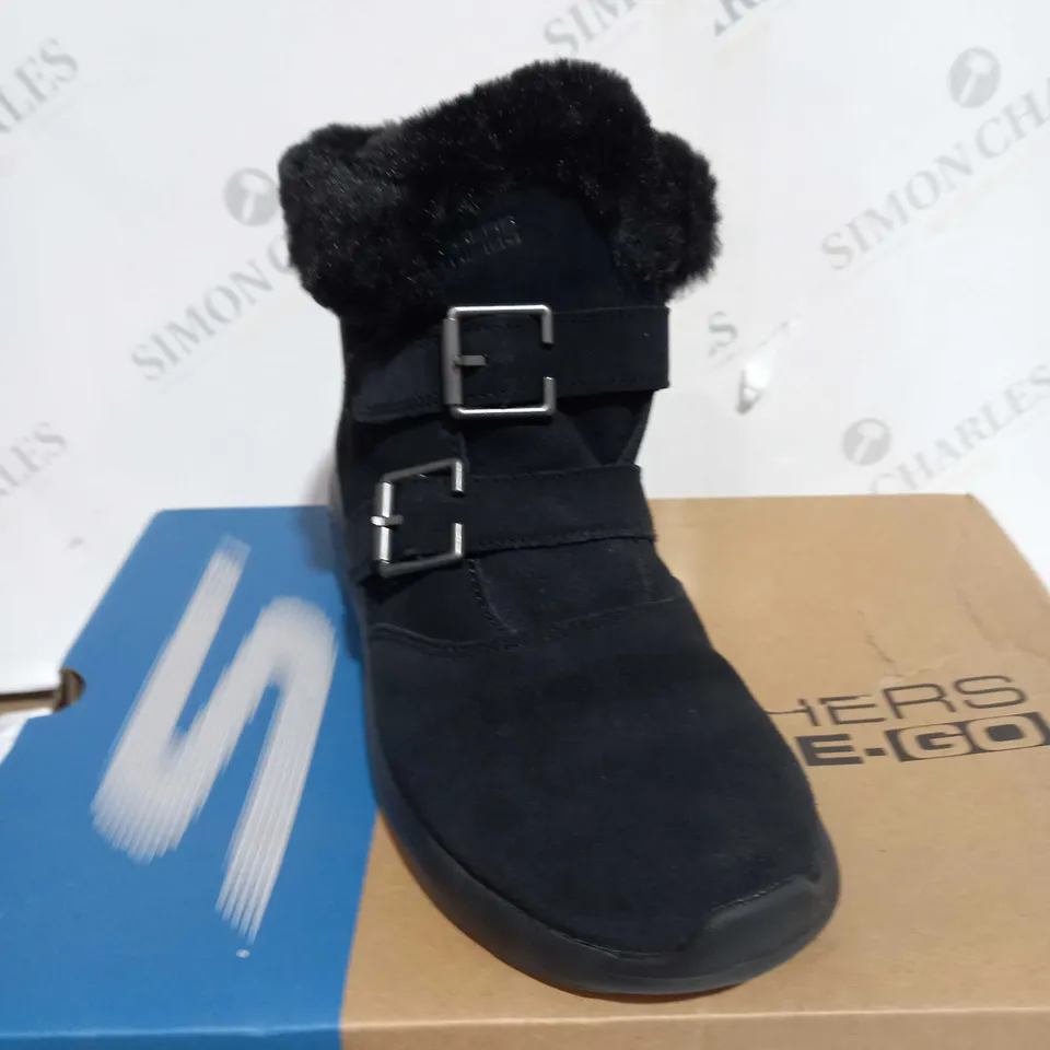 BOXED SKECHERS WINTER ON THE GO FAUX FUR TRIM BOOTS, BLACK - SIZE 4.5