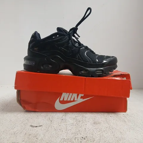 BOXED PAIR OF NIKE AIR MAX PLUS TRAINERS IN BLACK SIZE UK 4