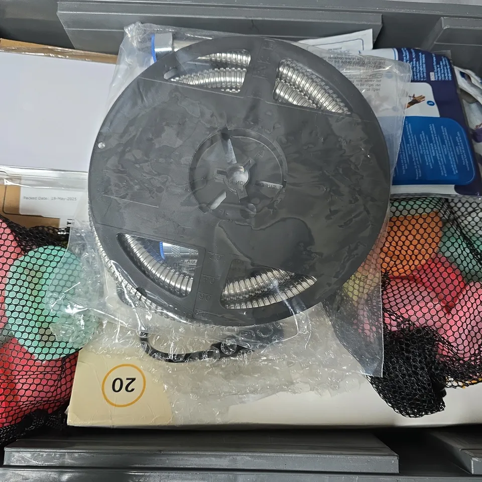 APPROXIMATELY 15 ASSORTED HOUSEHOLD ITEMS TO INCLUDE DOOR HANDLE ALARM, WRIST SUPPORT SPLINT, WAVE WIFI HANDHELD CONTROLLER, ETC