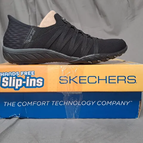 BOXED PAIR OF SKECHERS SLIP-INS IN BLACK SIZE 5.5