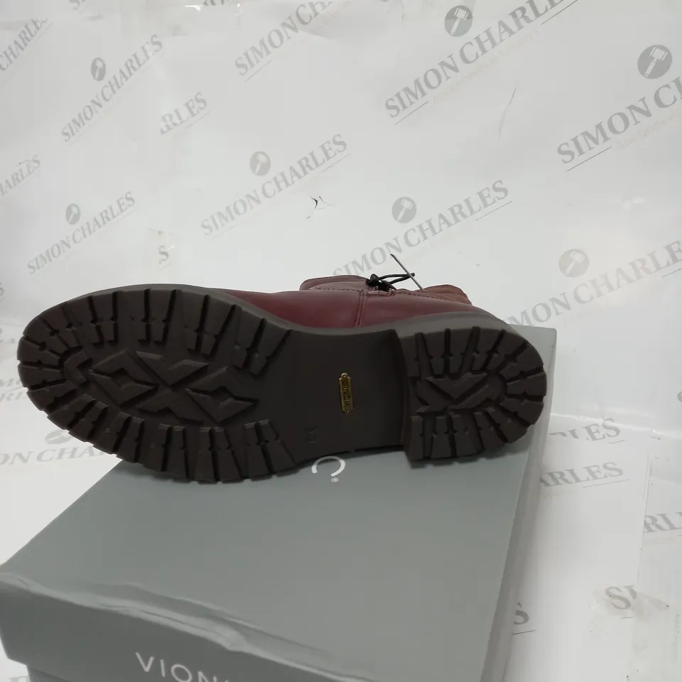 BOXED PAIR OF VIONIC BOOTS SIZE 5