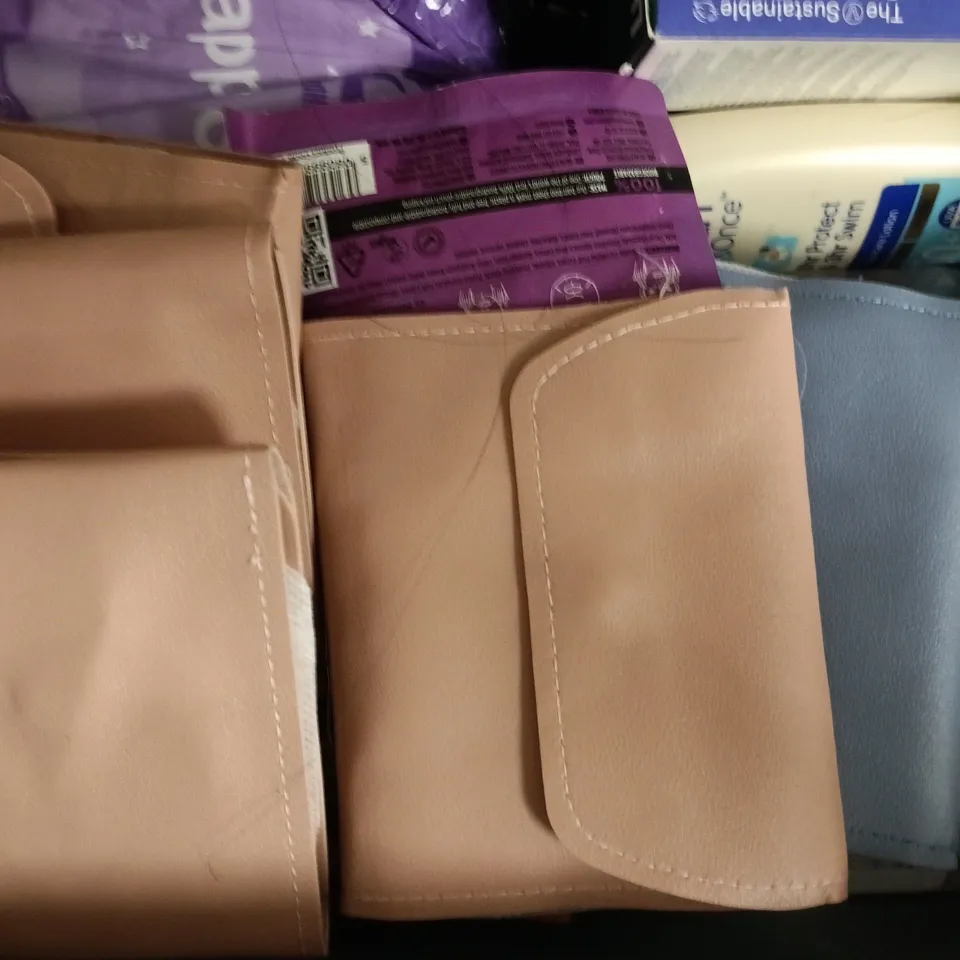 APPROXIMATELY 12 ASSORTED COSMETIC ITEMS TO INCLUDE FEMFRESH, PAULA'S CHOICE, ETC - COLLECTION ONLY