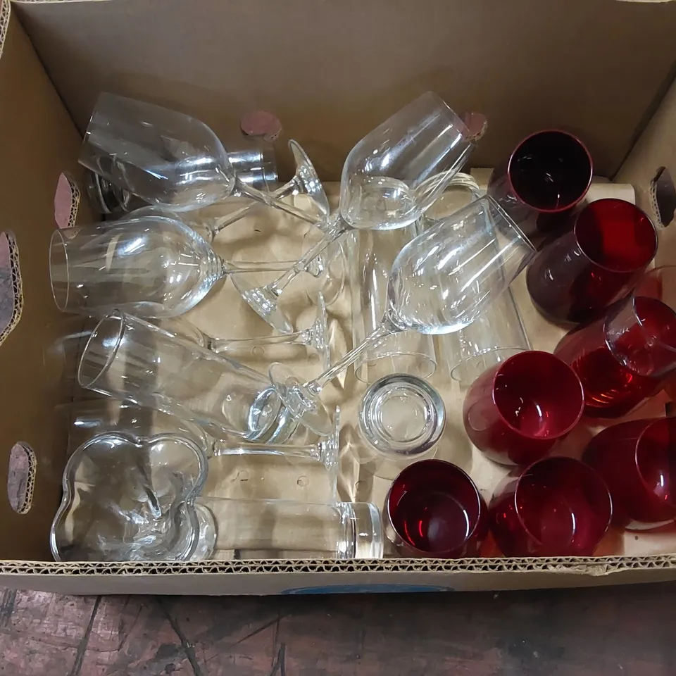 BOX OF ASSORTED GLASSWARE PRODUCTS TO INCLUDE: WINE GLASSES, TALL DRINKS GLASSES ECT - QUANTITY UNSPECIFIED 