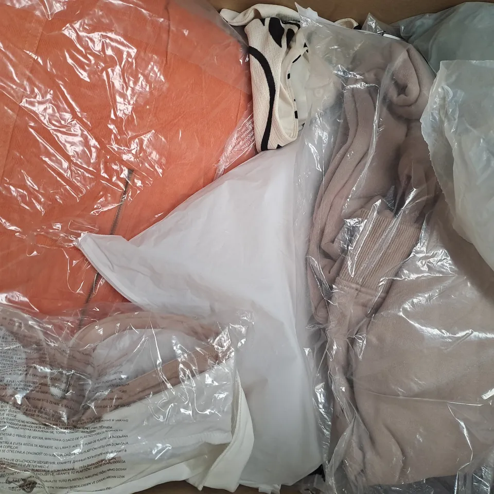 BOX OF APPROXIMATELY 20 ASSORTED CLOTHING AND FASHION ITEMS IN VARIOUS STYLES AND SIZES TO INCLUDE AYBL, IZABEL, ETC