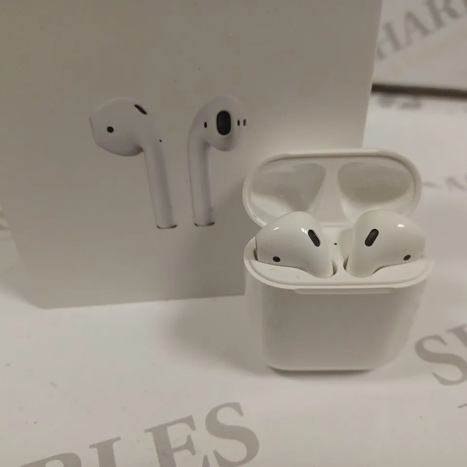 BOXED APPLE AIRPODS 
