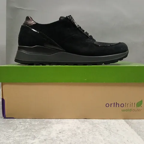 BOXED PAIR OF WALD LAUFER SHOES IN BLACK SIZE 5