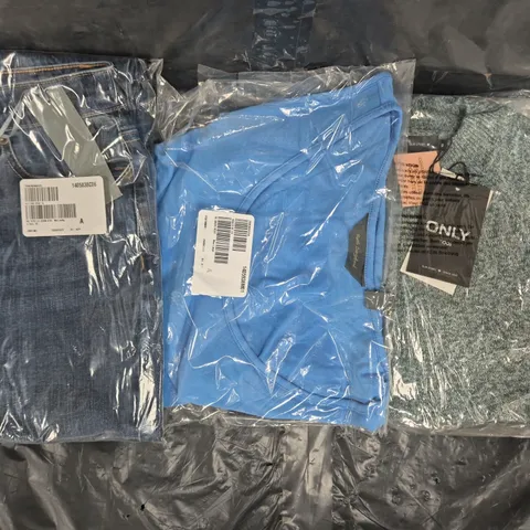 BOX OF APPROXIMATELY 15 ASSORTED CLOTHING/FASHION ITEMS IN VARIOUS STYLES, SIZES, AND COLOURS - COLLECTION ONLY