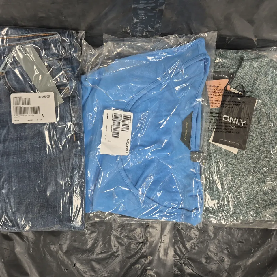 BOX OF APPROXIMATELY 15 ASSORTED CLOTHING/FASHION ITEMS IN VARIOUS STYLES, SIZES, AND COLOURS - COLLECTION ONLY