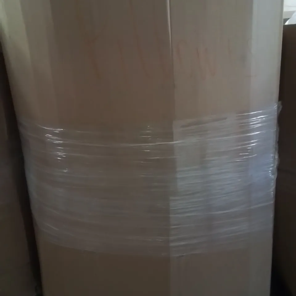PALLET CONTAINING A LARGE QUANTITY OF PILLOWS 