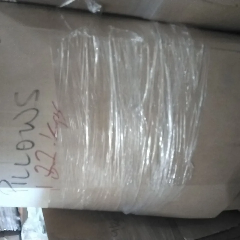 PALLET CONTAINING A LARGE QUANTITY OF PILLOWS