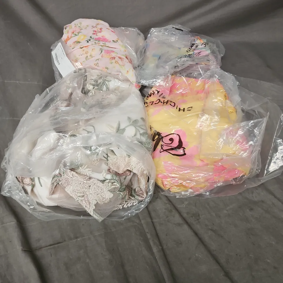 APPROXIMATELY 20 ASSORTED CLOTHING ITEMS IN VARIOUS STYLES AND SIZES 