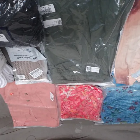 APPROX 20 ASSORTED CLOTHING ITEMS TO INCLUDE T-SHIRTS, DRESSES, SHORTS ETC