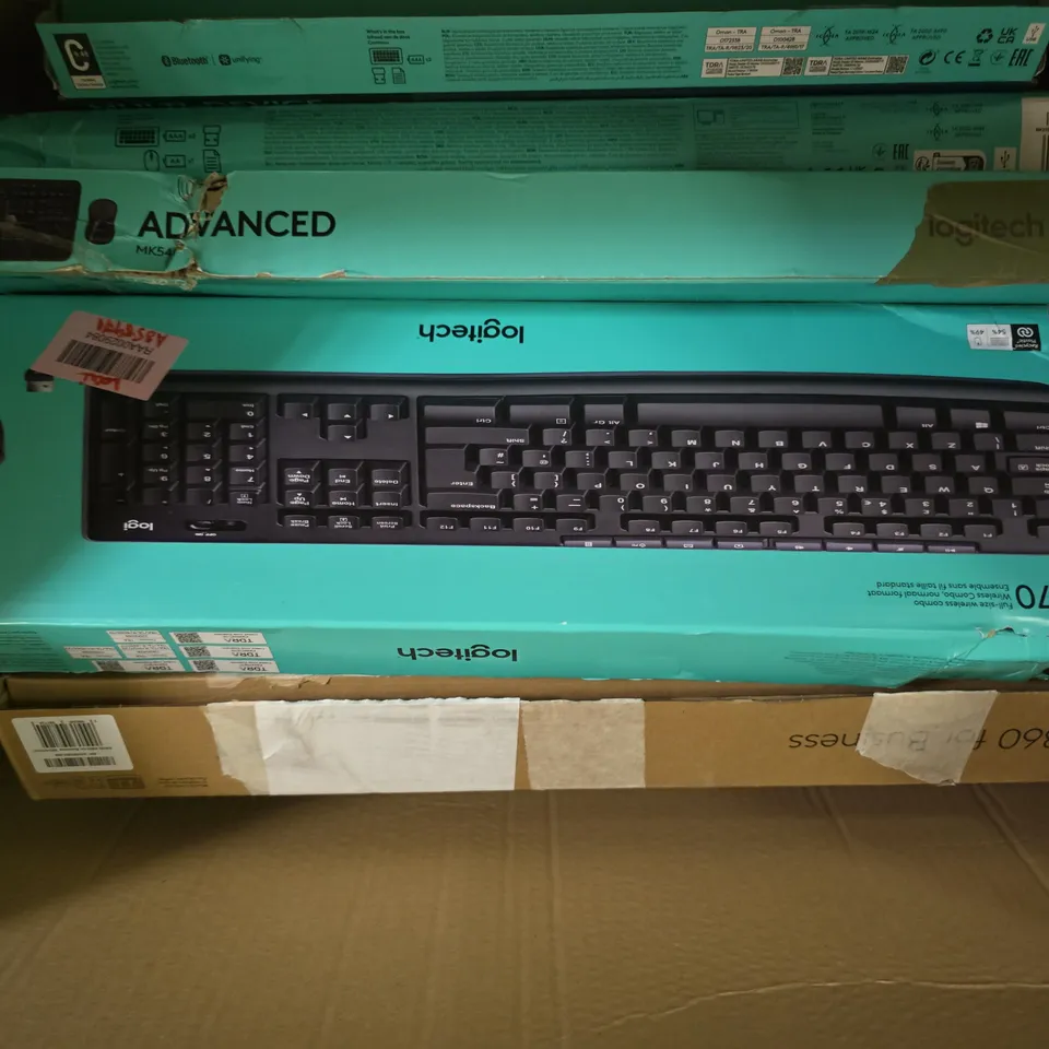 BOX OF APPROXIMATELY 7 ASSORTED ITEMS TO INCLUDE - LOGITECH KEYBOARD MK270 , LOGITECH K750 ETC