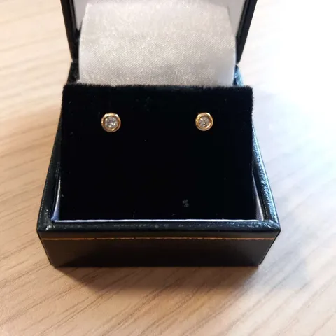 18CT YELLOW GOLD STUD EARRINGS RUB-OVER SET WITH NATURAL DIAMONDS