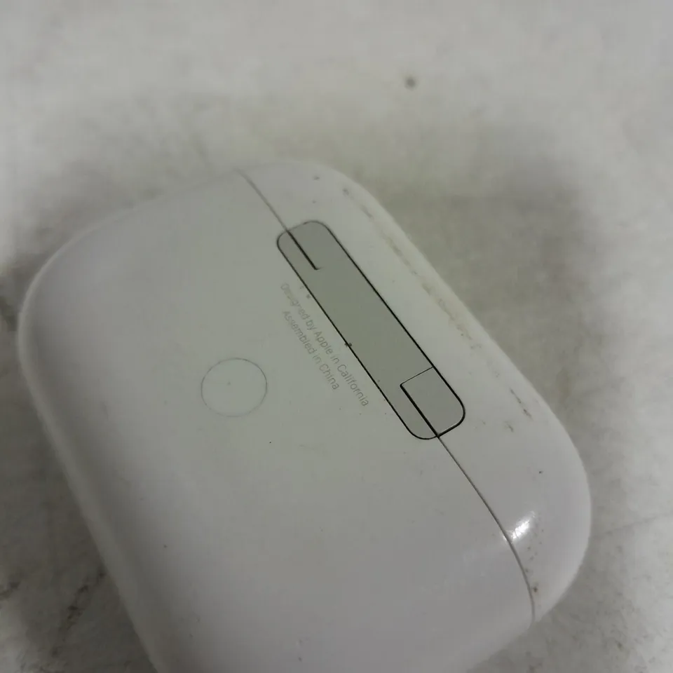 PAIR OF APPLE AIRPODS 