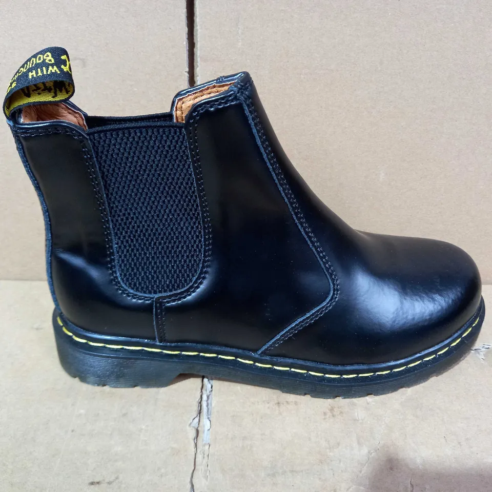 PAIR OF DR. MARTENS BOOTS IN BLACK EU SIZE 38
