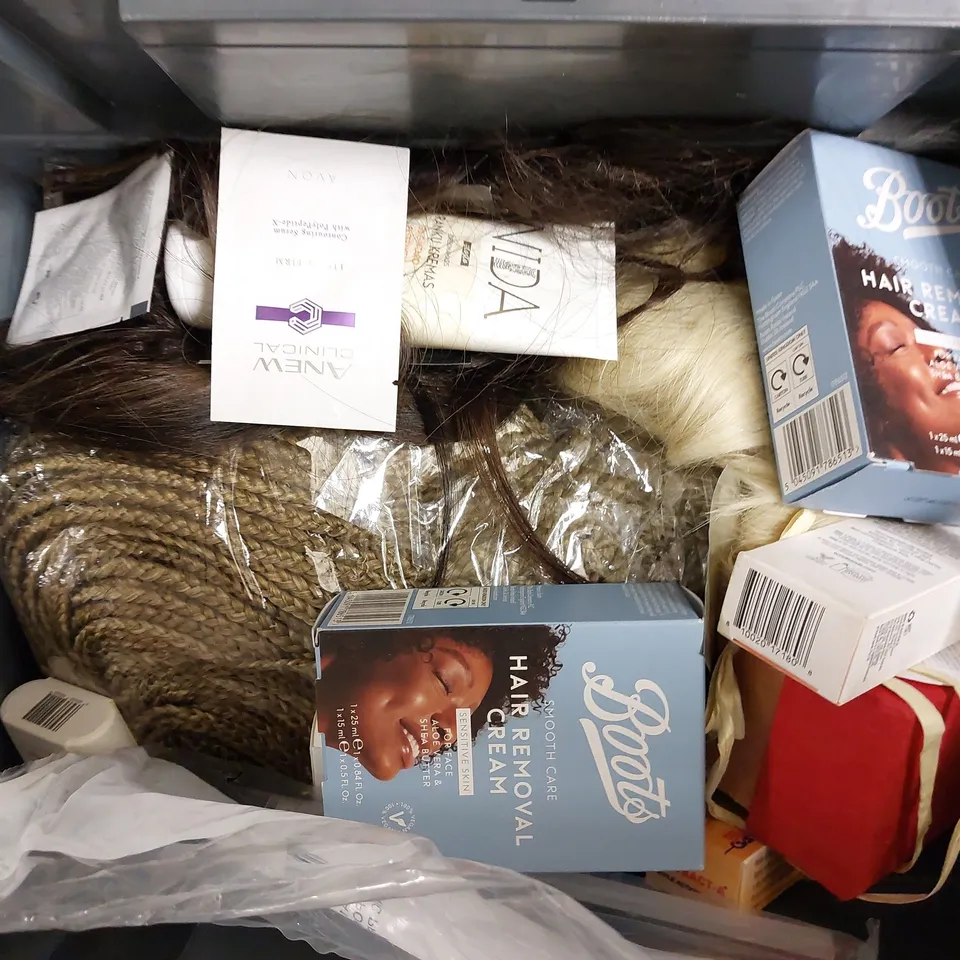 BOX OF APPROX 20 COSMETIC ITEMS TO INCLUDE FACE GYM LIFTWEAR. ELEMIS SUPERFOOD BERRY BOOST MASK, BOOTS HAIR REMOVAL CREAM