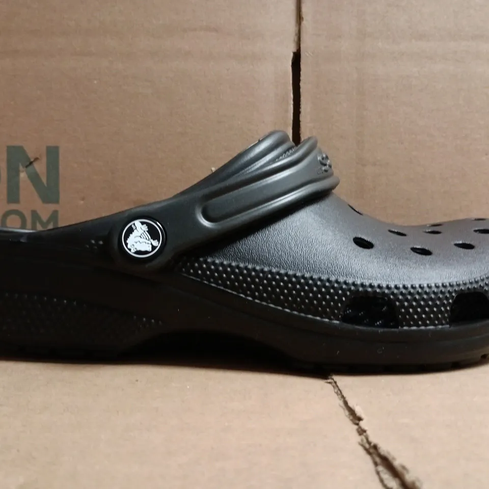 PAIR OF CROCS CLASSIC CLOGS IN BLACK SIZE UK M6/W7