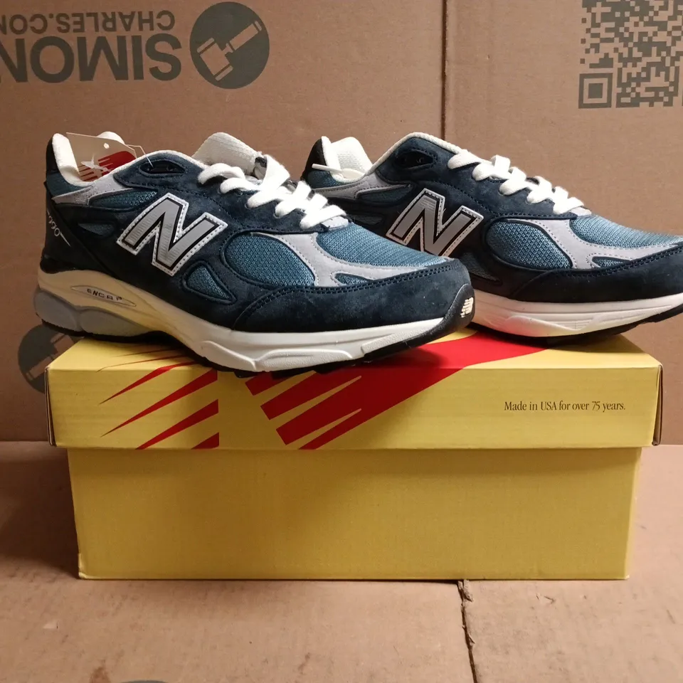 BOXED PAIR OF NEW BALANCE 990 TRAINERS IN NAVY/BLUE SIZE UK 8