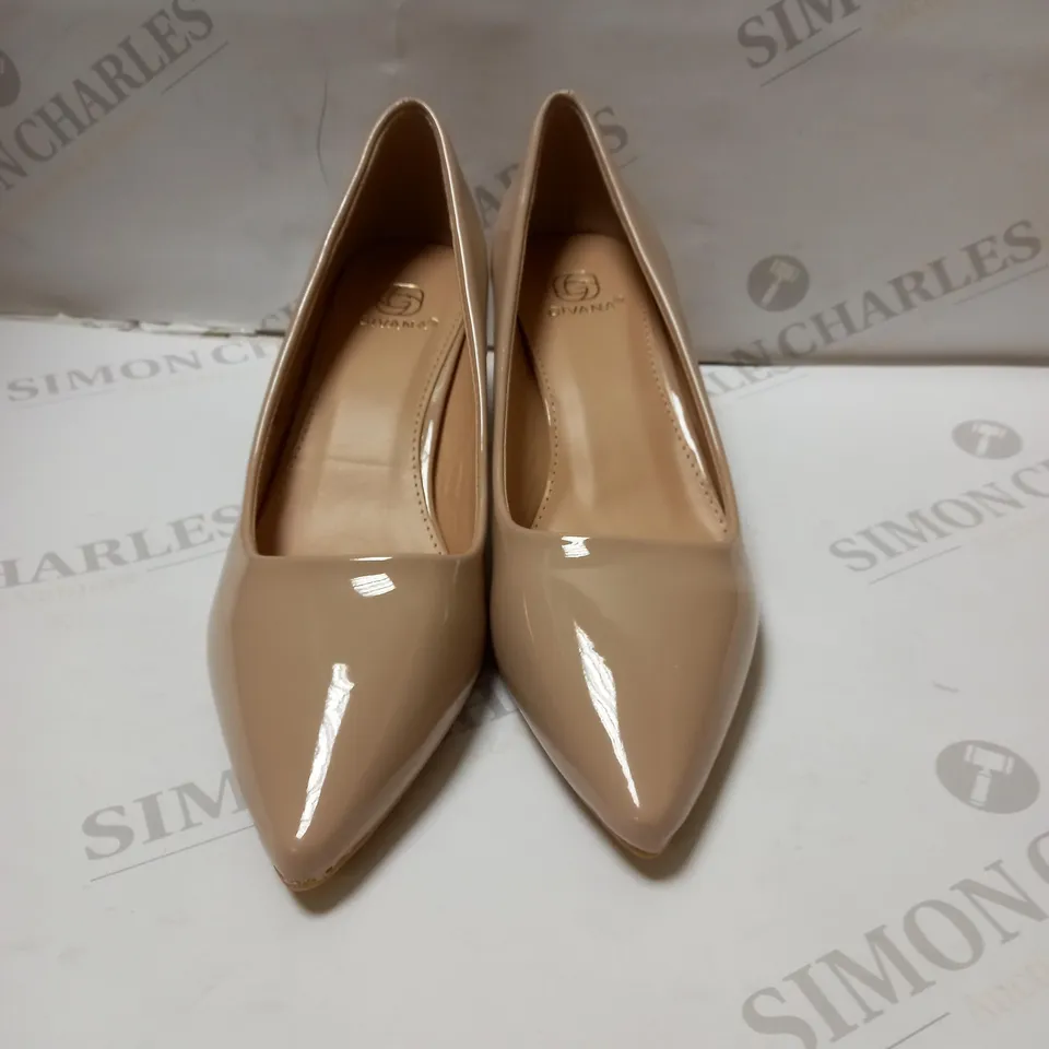 GIVANA BLOCK HEEL COURT SHOE SIZE 6