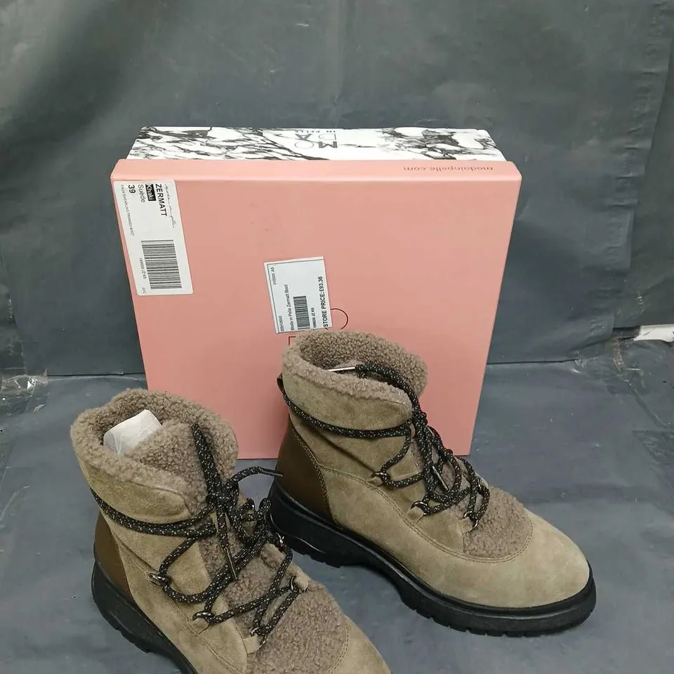 BOXED PAIR OF MODA IN PELLE ZERMATT KHAKI SIZE 39