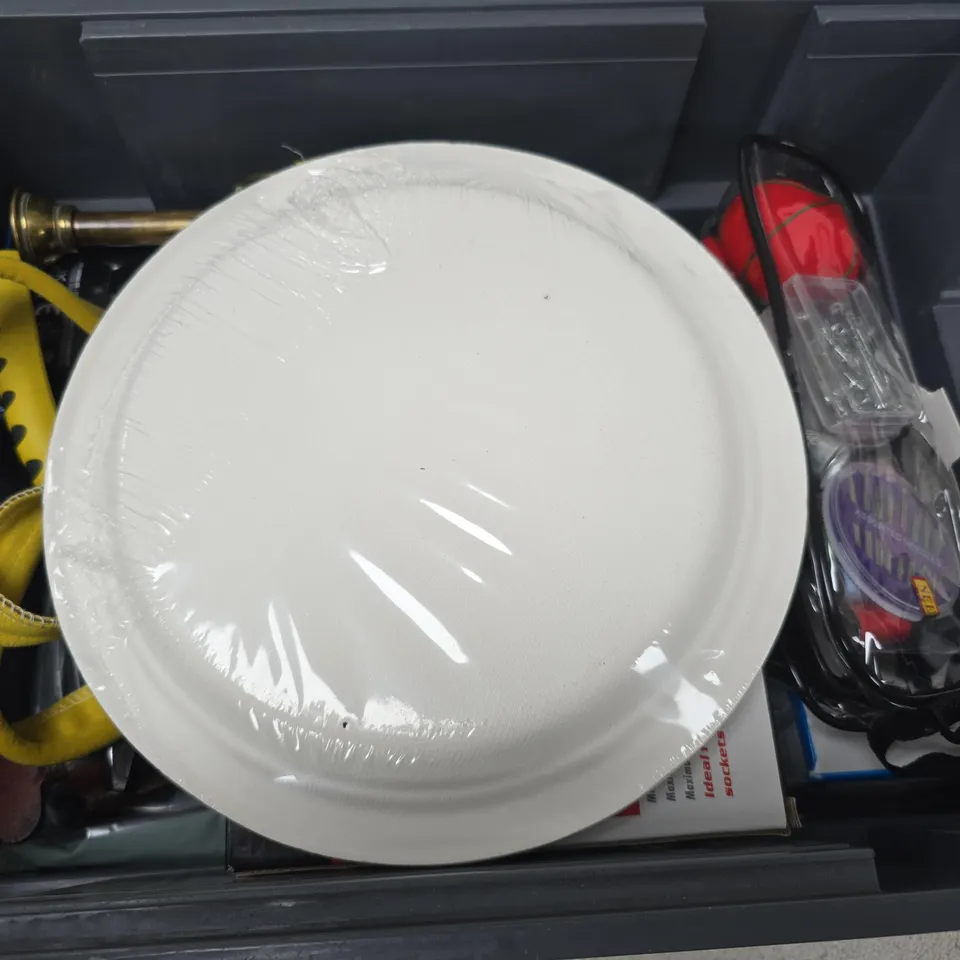 APPROXIMATELY 12 ASSORTED HOUSEHOLD ITEMS TO INCLUDE NEILSEN FOLDING MAGNETIC PARTS TRAY, TRACK SPOTLIGHT, NEILSEN 4 PIECE PICK & HOOK SET, ETC