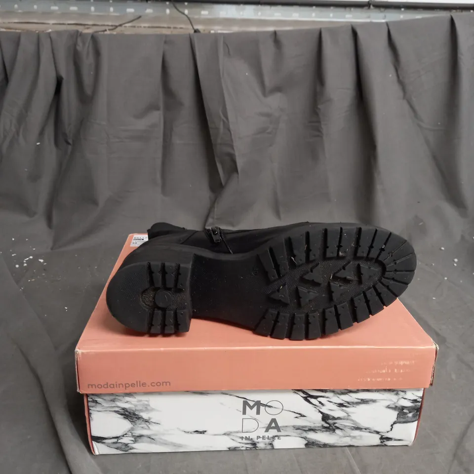 BOXED PAIR OF MODA IN PELLE BELLZIE LACE UP BOOTS IN BLACK SIZE 6