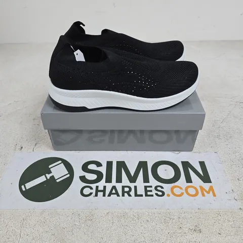 BOXED PAIR OF URBAN JACKS NEGRONI SHOES IN BLACK - UK 6