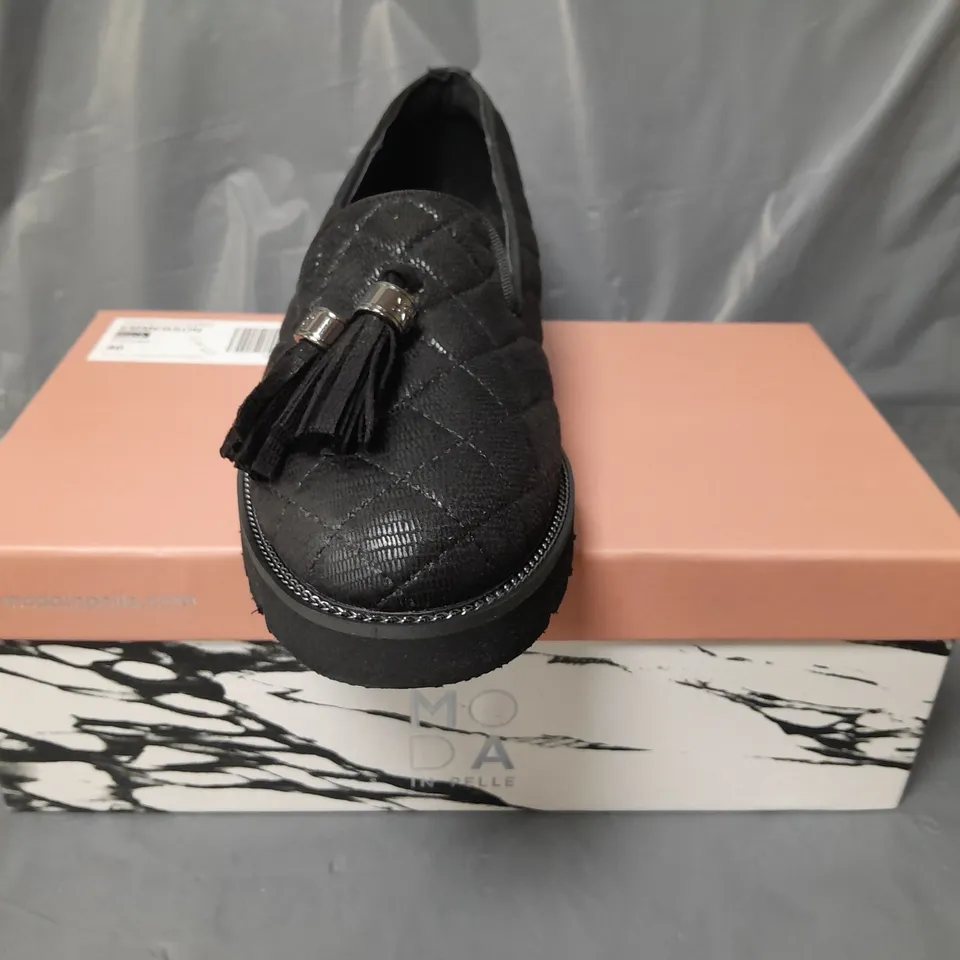 BOXED PAIR OF MODA IN PELLE QUILTED LOAFERS W. TASSEL IN BLACK SIZE 7