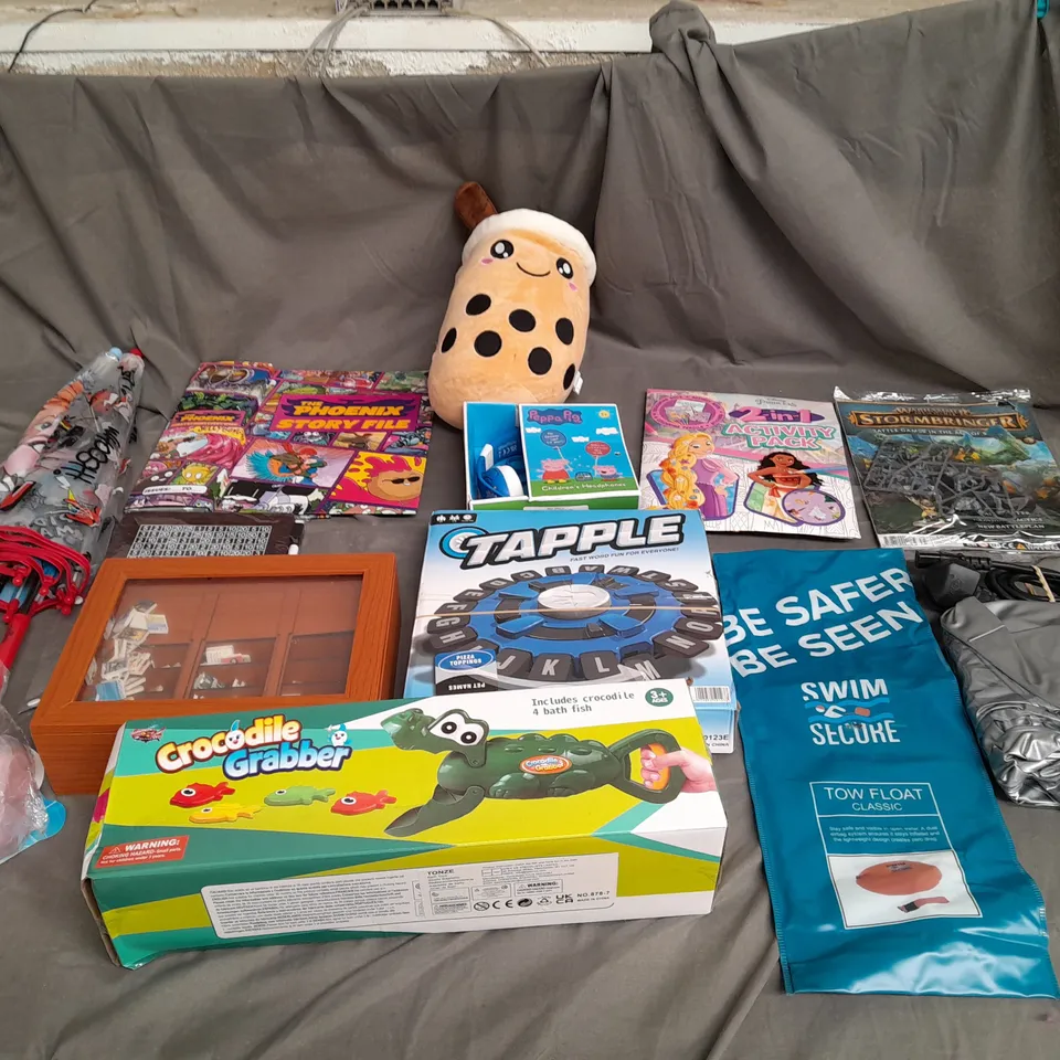 BOX OF APPROX 15 ASSORTED TOYS AND GAMES TO INCLUDE - WARHAMMER STORMBRINGER, CHILDRENS UMBRELLAS, AND PEPPA PIGS CHILDRENS HEADPHONES ETC. 