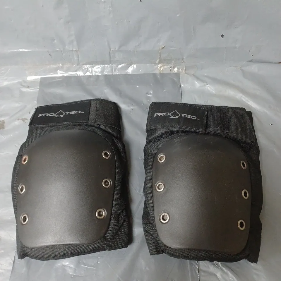 PRO TEC PROTECTIVE KNEE PADS - BLACK - SIZE MEDIUM