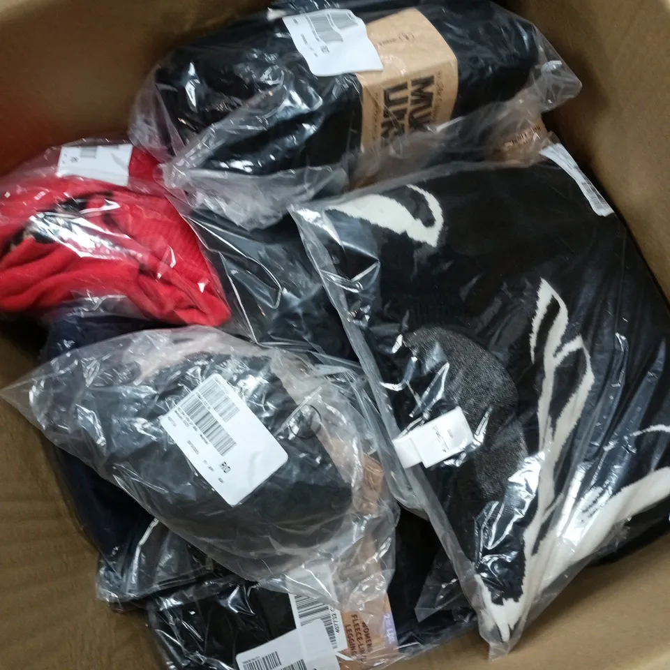APPROXIMATELY 25 ASSORTED CLOTHING ITEMS IN VARIOUS SIZES, STYLES & COLOURS TO INCLUDE BRANDS SUCH AS MUK LUKS, MARLA WYNNE, FRANK USHER, ETC - COLLECTION ONLY